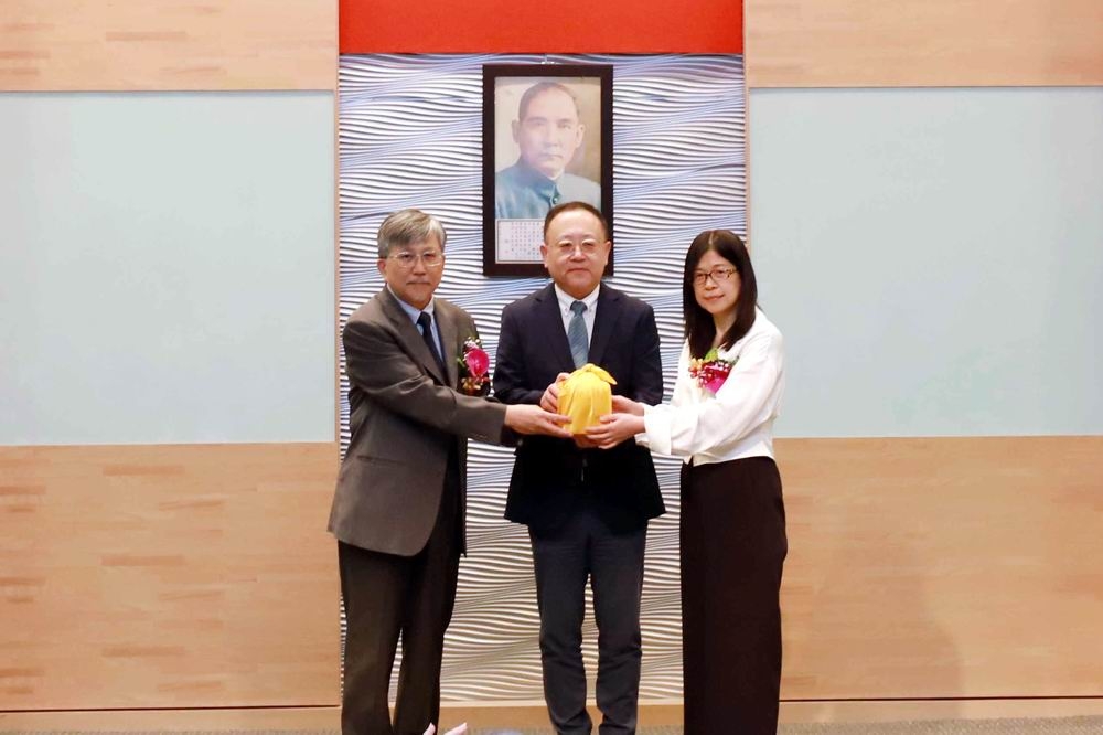 國美館新任館長陳貺怡（右）與卸任館長廖仁義（左）交接印信。（楊文琳攝）