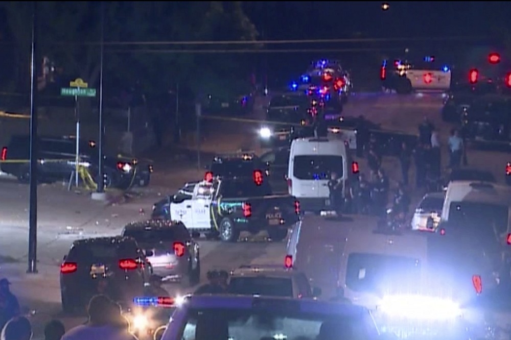 德州沃斯堡3日晚間傳出槍響，大批警力趕赴現場。（美聯社）