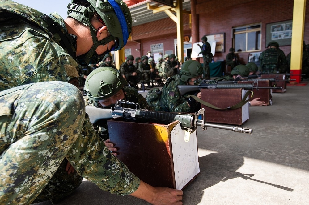 外界對國軍抗彈板安全提出質疑。圖為65K2步槍的射擊預習。（軍聞社提供）