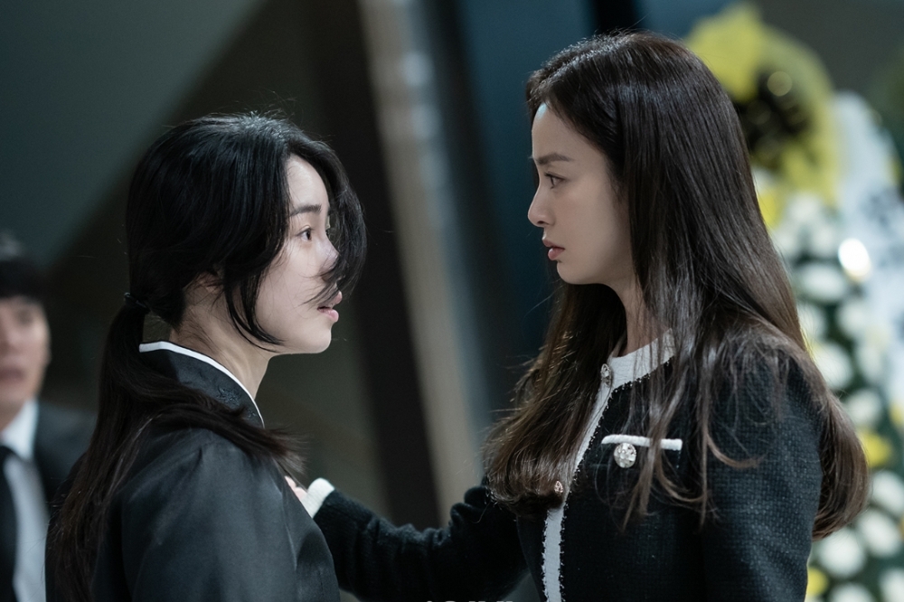 林智妍（左）、金泰希在驚悚劇《有院子的家》扮演嫁給壞老公的‘不幸女人，對手戲火花四射。（愛奇藝國際站提供）