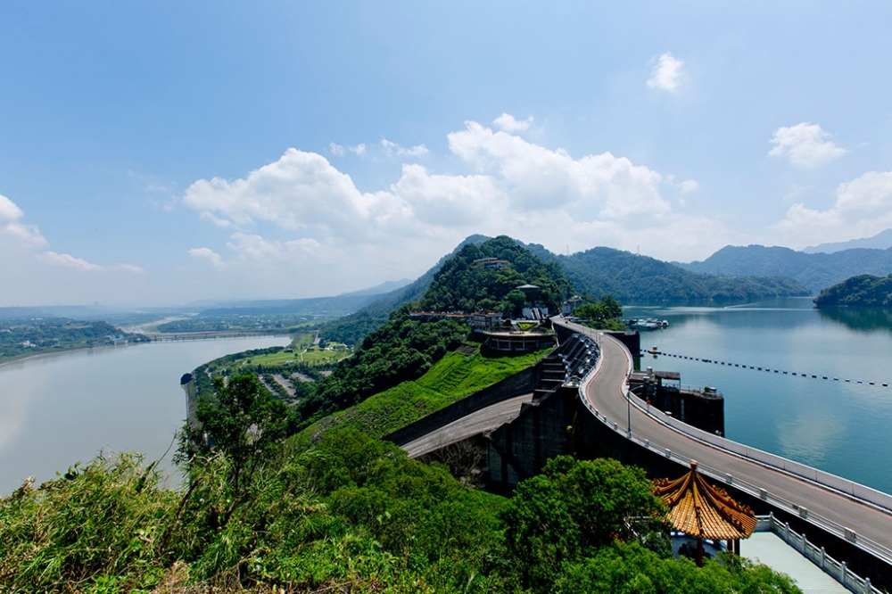 石門水庫繼薑母島遊湖線旅遊重啟後，最近也恢復新溪口吊橋遊湖線。（取自交通部觀光局）