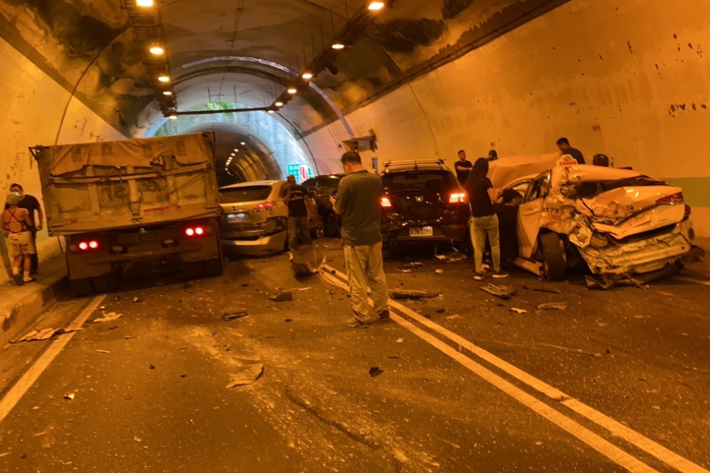 台11線發生5車追撞，釀連環車禍，1人受傷送醫救治，全線無法通行。（翻攝畫面）