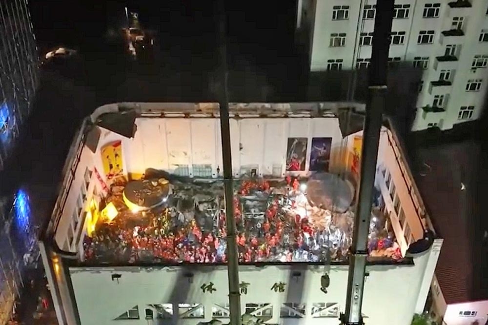 齊齊哈爾三十四中學體育館屋頂坍塌，已造成11人死亡。（取自微博）