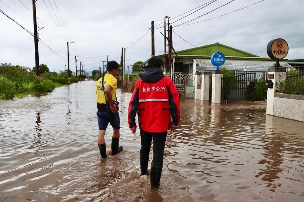 受颱風杜蘇芮外圍環流影響，花東地區連夜降下暴雨，目前全台已傳出至少340件災情。（取自台東市公所臉書）