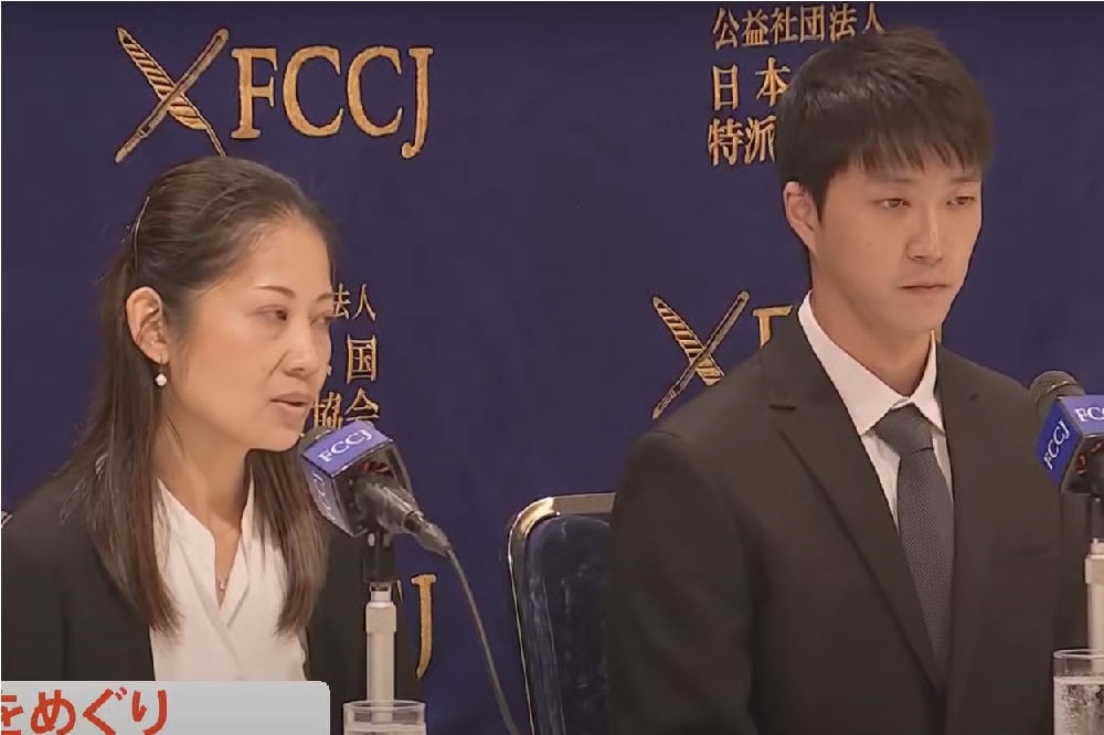 江宏傑（右）與前妻福原愛因共同家人去留起爭執，他今在律師陪同下，赴日舉辦記者會，宣布日本法院裁定結果7月20日已出爐，希望前妻可以和平執行法院裁定結果。（翻攝自TBS NEWS DIG Powered by JNN YouTube）