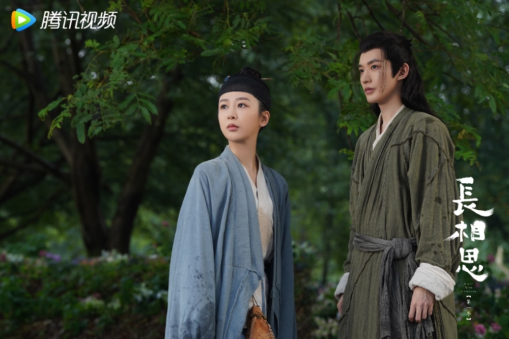 鄧為（右）與楊紫在《長相思》上演又甜又虐的愛情故事，鄧為的角色雖是男二，在原著小說裡和女主角可是公認的「官配CP」。（取自微博）