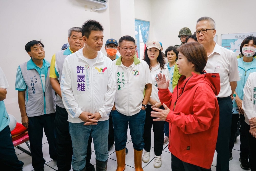 民進黨提名屏東縣第2選區（南區）立委的縣議員許展維捲入弊案日前交保，今天（31日）宣布退出立委選舉。（取自許展維臉書）