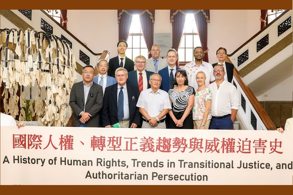 國際人權團體參觀二二八國家紀念館,拜訪執行長(第一排左三)。(圖片攝影/ 李大新)