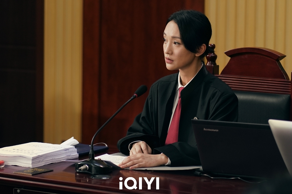 周迅在《不完美受害人》扮演律師，有好幾段在法庭上的陳述台詞，她說這部戲是她唯一越拍越瘦的戲，因為記住法律術語，確實很難。（愛奇藝國際站提供）