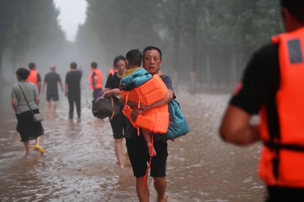 河北災情慘重，有災民想向地方政府陳情，卻遭特警毆打。（取自微博）