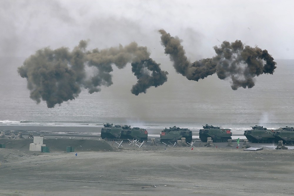 中國軍事威脅讓勞合社成員限縮涉及台灣的保險；圖為今年7月國軍在新北模擬反登陸。（美聯社）