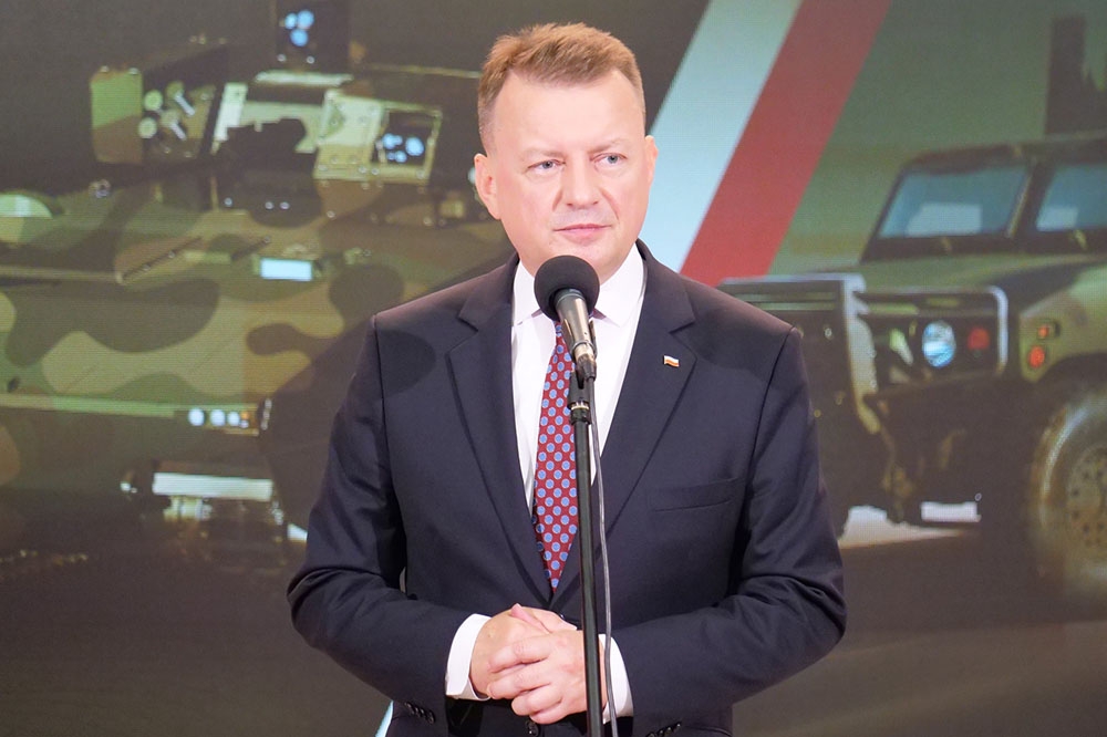 波蘭防長布拉查克14日簽署3項合約，加速陸軍裝備現代化。（取自波蘭國防部推特）