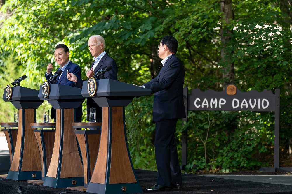 美、日、韓三國領袖在大衛營首次舉行峰會，進一步強化三方之間的夥伴關係。（取自拜登推特）