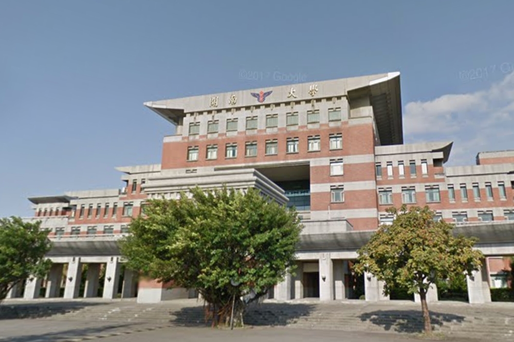 桃園市蘆竹區私立開南大學昨天（20日）下午發生一起墜樓事件，53歲權姓男子從校內4樓墜落。（擷自Google Maps）