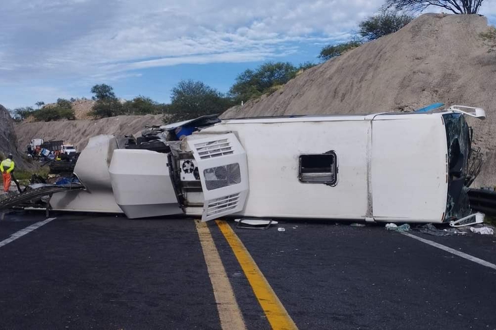 墨西哥發生巴士相撞事故，至少16人死亡。（取自@elsalvadornewSV）