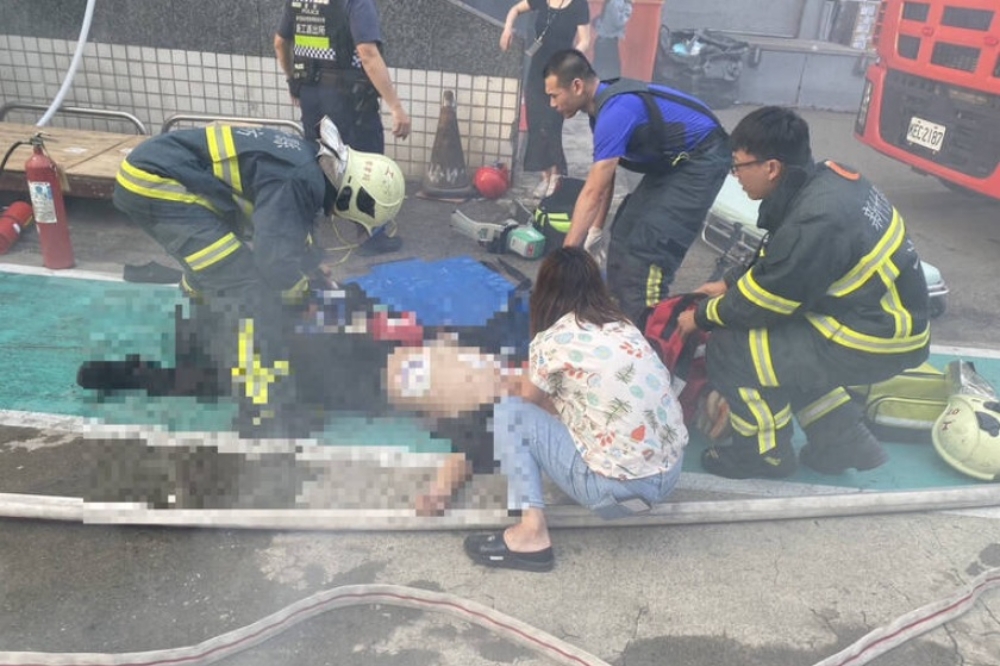 位於新竹湖口的緯創工廠發生火警，1名保全救火時突然沒心跳，好在最後有恢復意識。（翻攝畫面）