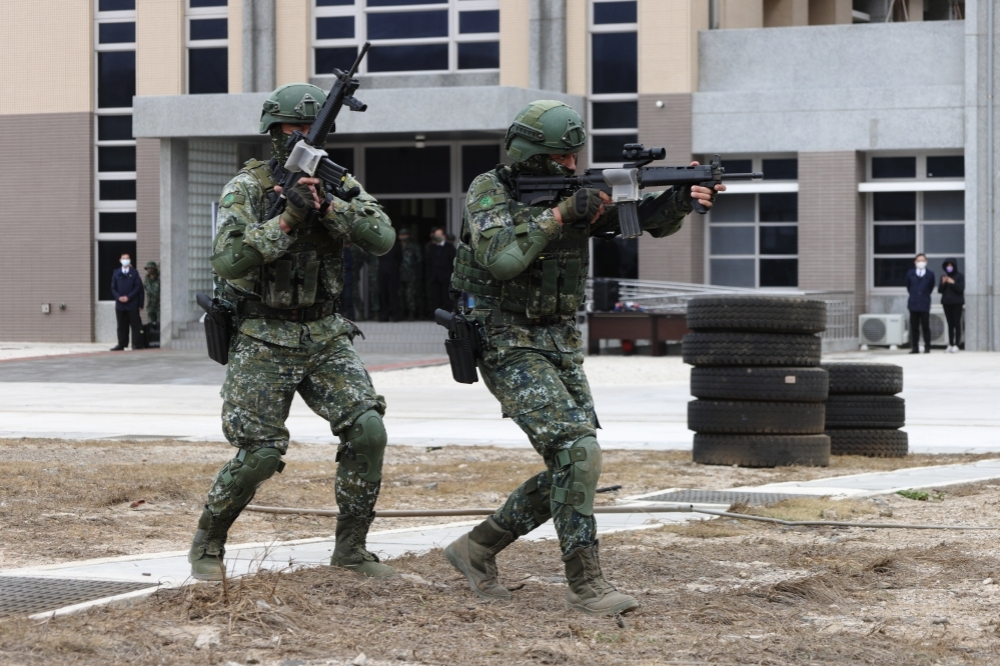 國防部擬對現役軍人若因作戰、演訓或救災而死亡，加發未成年子女撫卹金至成年。（資料照片／陳愷巨攝）