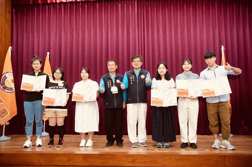 頒獎典禮上劉玉華(右二)與其他受獎人合照。(移民署提供)