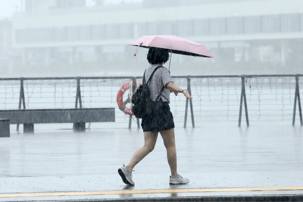 海葵颱風步步進逼，多縣市晚間將有大雨。（王侑聖攝）