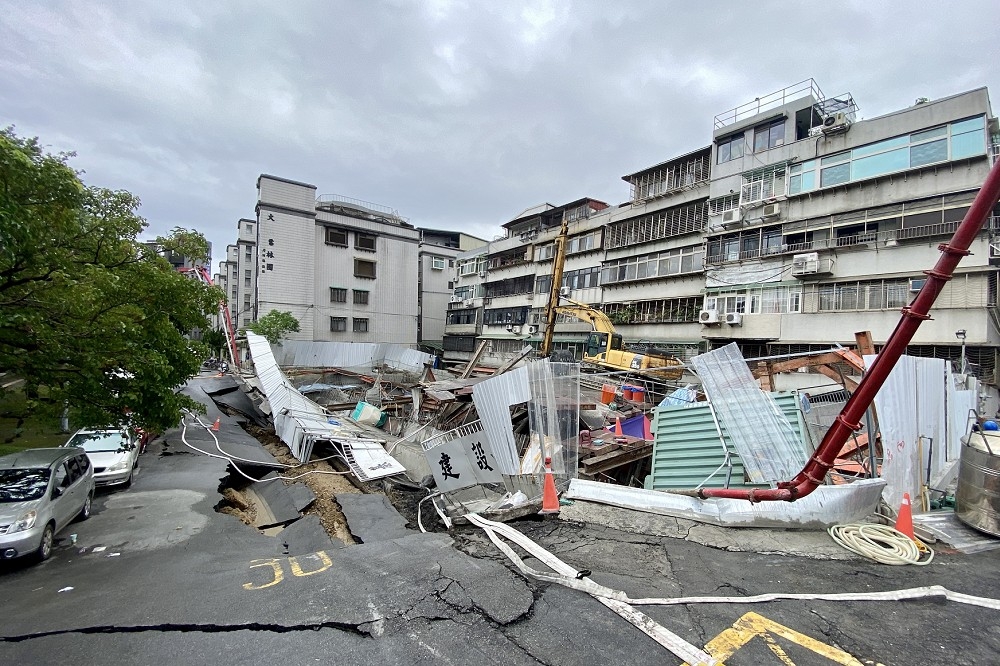 台北「基泰大直」工地昨天（7日）發生大樓倒塌公安事故。（張哲偉攝）