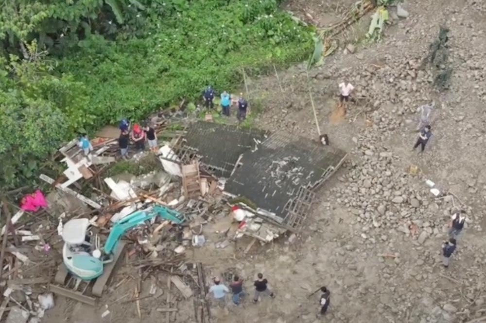 嘉義縣竹崎鄉文峰村昨晚發生土石流，將1處正在治喪的民宅淹沒。（擷取自記者爆料網）