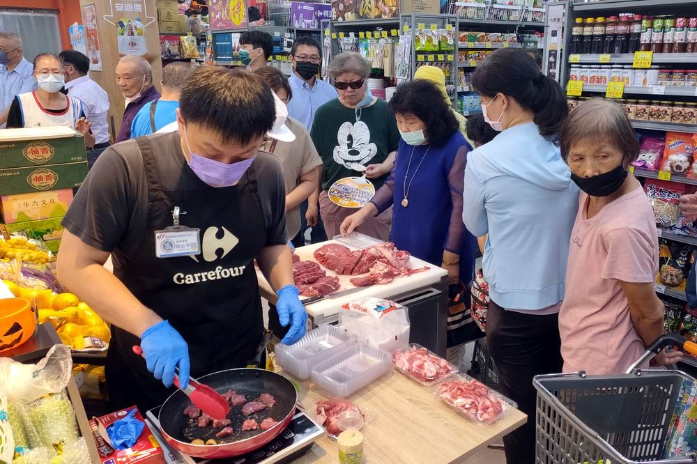 烏日第一家家樂福超市開幕人潮滿滿。（楊文琳攝）