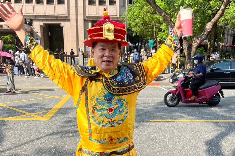 藍信祺Po出穿著龍袍的影片，並寫下「台灣人全部簽名聯署朕參選總統」等言論。（取自藍信祺臉書）