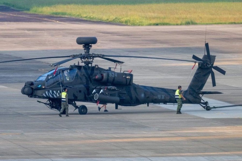 據了解，陸軍24日將首度展演兩架披著低視度虎斑條紋塗裝的AH-64E「阿帕契」。（網友提供）