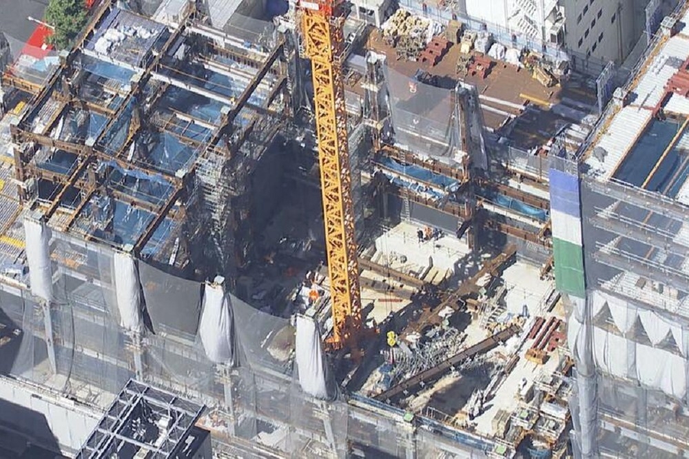 日本東京車站附近的工地發生重大工安意外，至少2名工人死亡。（取自@Wiindi4）