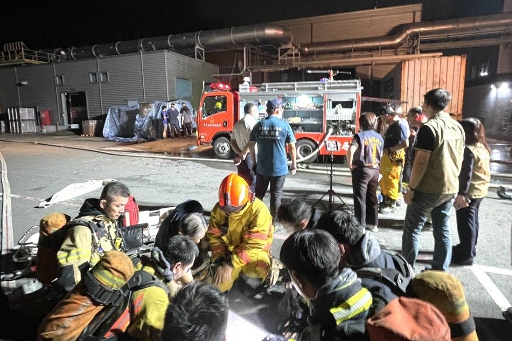 屏東科技產業園區昨天（22日）發生重大火警，截至目前為止尚有5人失聯。（取自周春米臉書）
