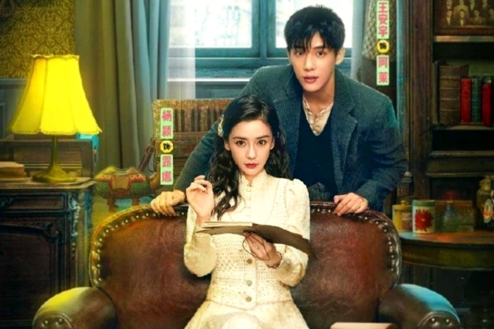 Angelababy（左）演出懸疑劇《漫影尋蹤》，番位卻不如後輩搭檔王安宇，從原先的一番女主角變成友情出演，讓她的粉絲氣憤不已。（取自微博）