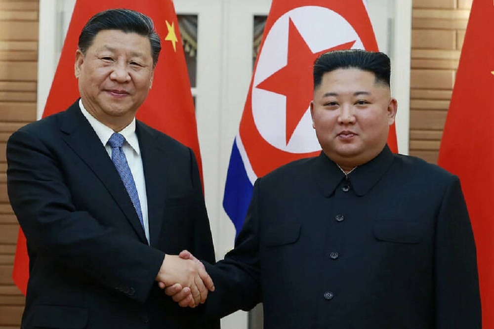 中國領導人習近平（左）2019年訪問北韓首都平壤，與北韓領導人金正恩（右）握手合影。（美聯社）