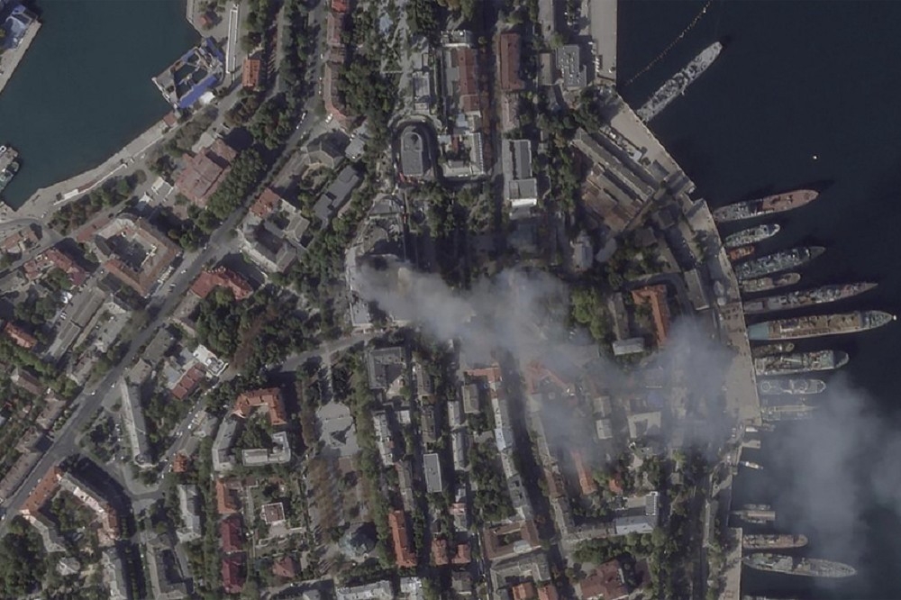 美國商業衛星公布的24日畫面，顯示黑海艦隊總部大樓餘燼未滅，仍有冒出煙霧。（美聯社）