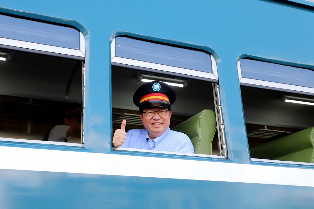 行政院副院長鄭文燦登上藍皮柴油客車。(文化部提供)