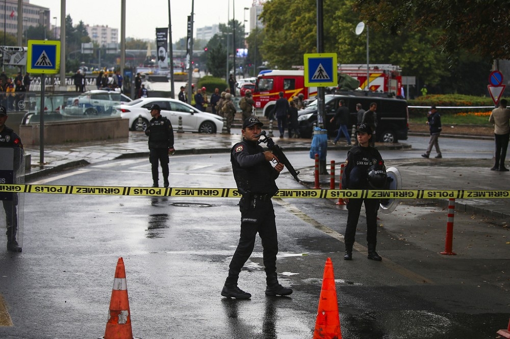 土國警察封鎖內政部大樓週邊街道。（美聯社）