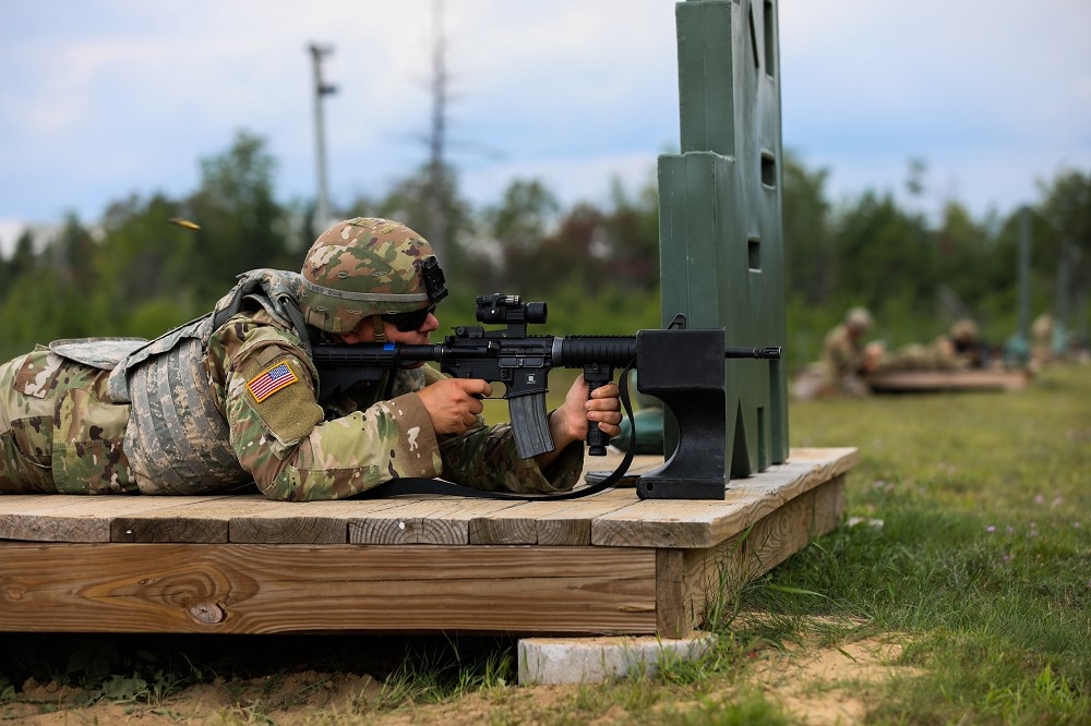斯洛伐克將採購5000把M4A1步槍，推動裝備現代化，圖為美軍進行該款槍械實彈訓練。（取自DVIDS網站）