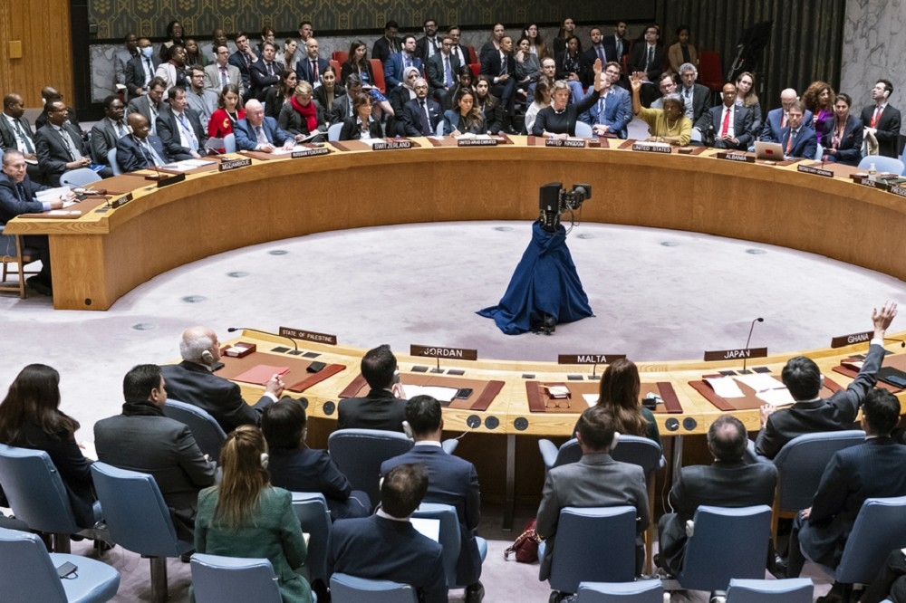 聯合國安理會16日針對「以哈衝突」擴大，導致加薩走廊爆發人道危機進行表決，俄國的提案遭到否決。（美聯社）