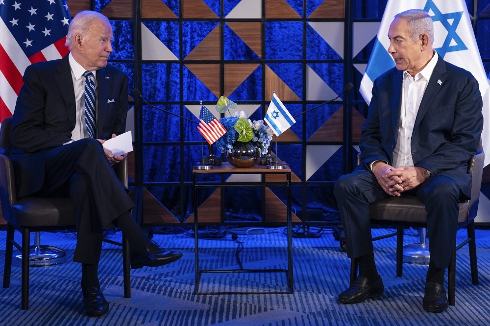 拜登（左）與以色列總理納坦雅胡會談，期間表示加薩醫院攻擊案「很明顯不是你們做的」。（美聯社）
