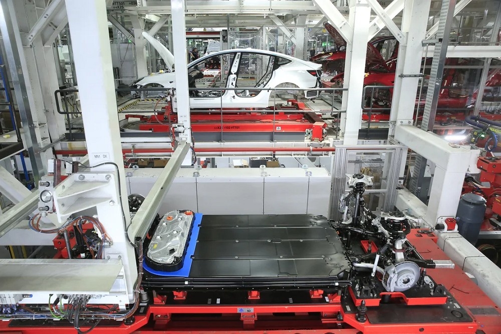 中國將限制出口電動車電池需要的石墨，圖為特斯拉在美國加州的工廠。（美聯社）