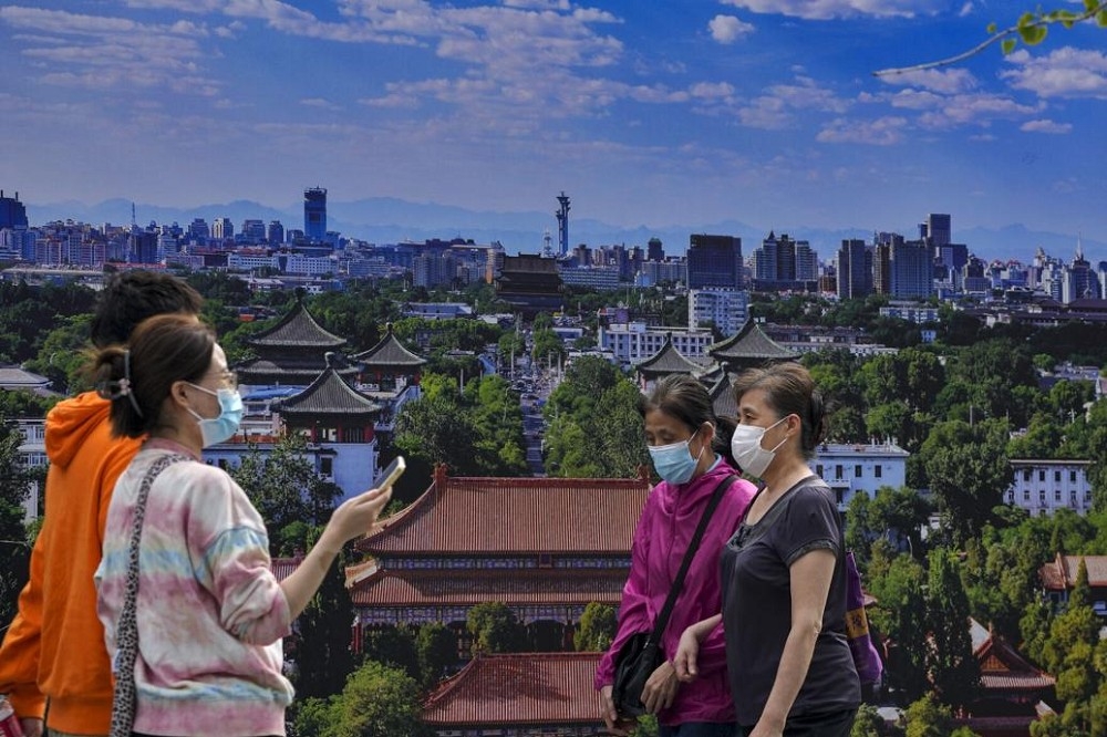 中國今年是肺炎黴漿菌感染症高峰年，此疾病抗生素無法對付。圖為9月北京出遊民眾。（資料照片／美聯社）