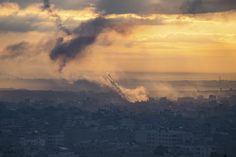 哈瑪斯突襲以色列城鎮和軍事基地。圖為從加薩走廊發射的火箭彈。（美聯社）