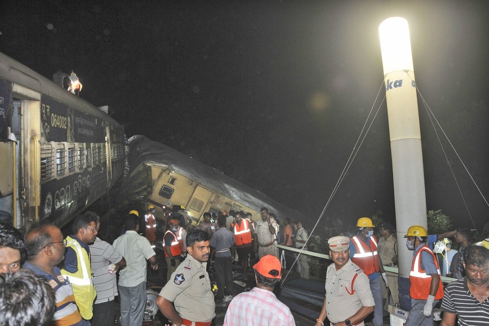印度安德拉邦發生火車相撞意外，至少10死27傷。（美聯社）
