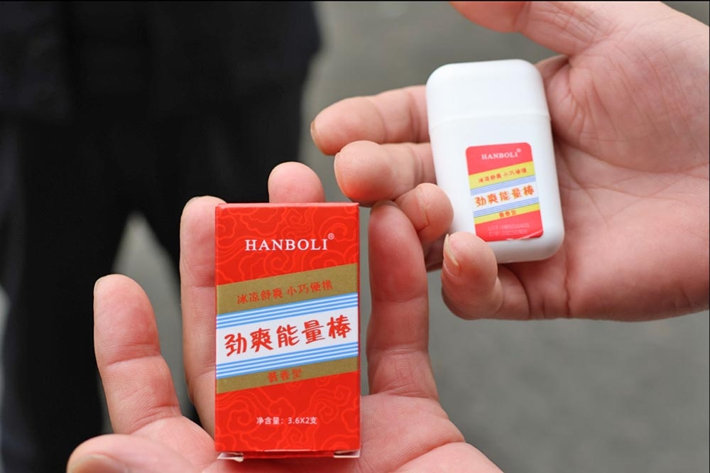 中國校園近期流行「鼻吸能量棒」，新北教育局提醒切勿購買成分不明的商品。（取自微博）