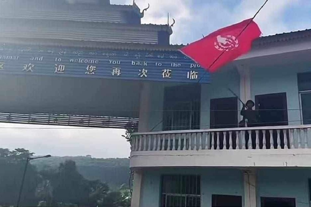 網傳10月底1名反軍政府士兵在中緬邊界揮舞緬甸民族民主同盟軍旗幟。軍政府近日承認失去對邊界樞紐清水河的控制。（取自@ThomasVLinge）