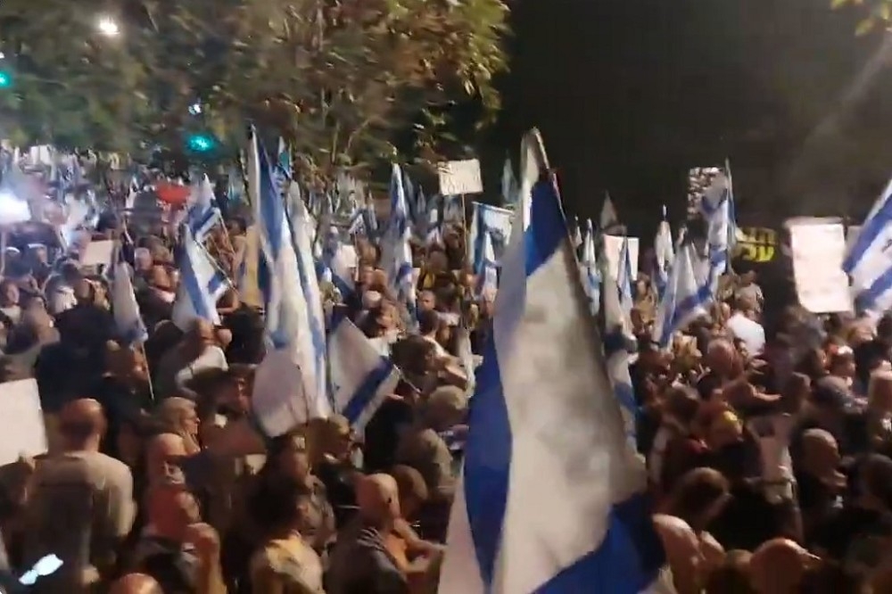 大批以國民眾聚集在耶路撒冷的納坦雅胡官邸外抗議。（截自影片）