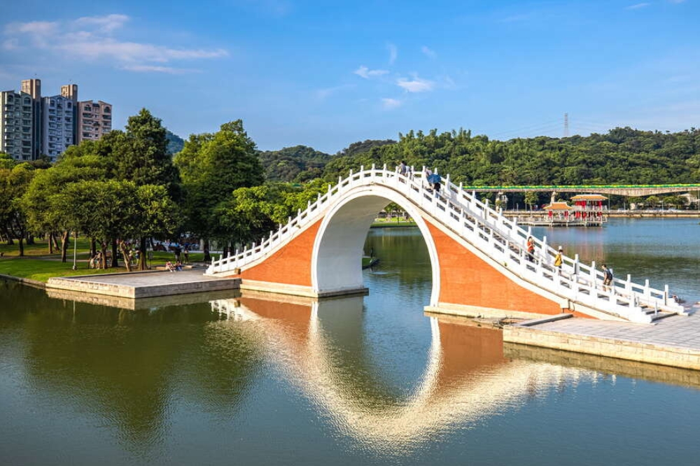 「台北市大湖公園錦帶橋」，是蔡錦川生前重要的作品。（取自大湖公園官網）