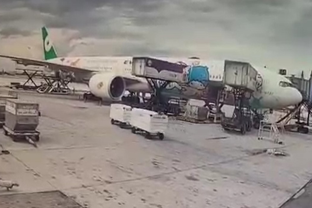 長榮飛機在泰國曼谷機場，因地勤人員疏失，行李櫃脫落朝機身直衝而去。（擷自記者爆料網）