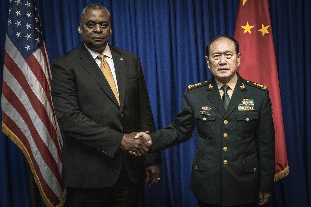 美國防長奧斯汀（左）去年11月和中國前任防長魏鳳和會面時，提及恢復對話機制的重要性。（取自DVIDS）