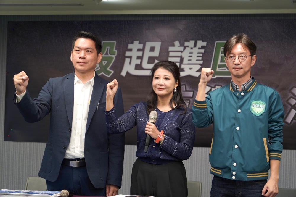 民進黨發言人林楚茵11月13日偕同高雄市立委參選人李柏毅、台中市立委參選人江肇國召開記者會，組成「毅起護國」連線對抗戰鬥藍。（民進黨提供）