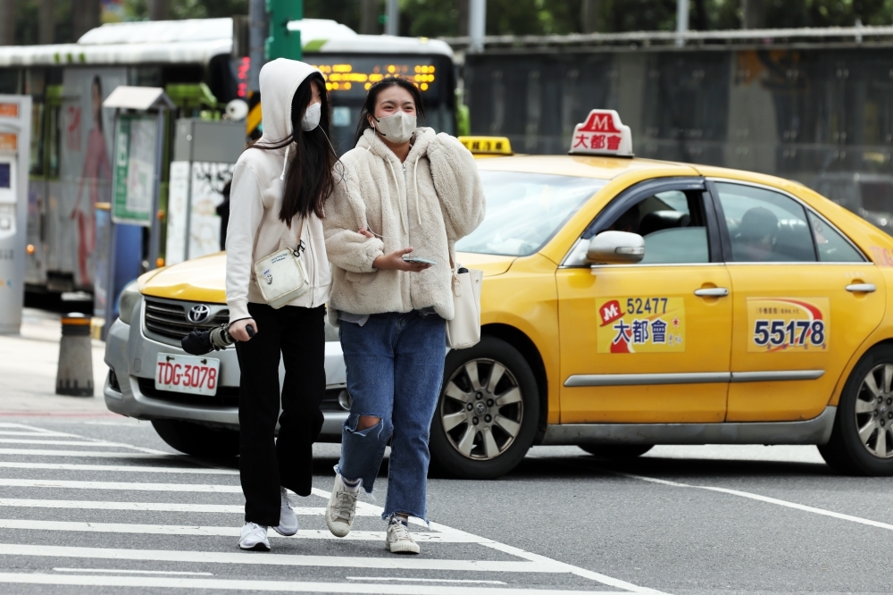 中央氣象署預報員林定宜說明，明天晚上開始受到東北季風影響，北部和東北部地區明顯轉濕涼，預估高溫降幅可達5至6度以上。（資料照片／陳愷巨攝）